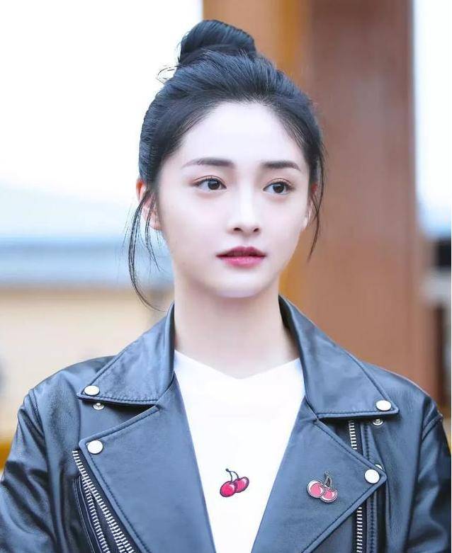 
甩了王思聪 跟蔡徐坤恋爱 不分场所撩汉 这个98年小花情商低？【星空官网登录】(图3)